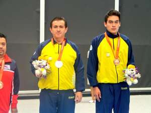 Los microtenistas ecuatorianos reciben sus preseas de bronce en Toronto. Foto: COE