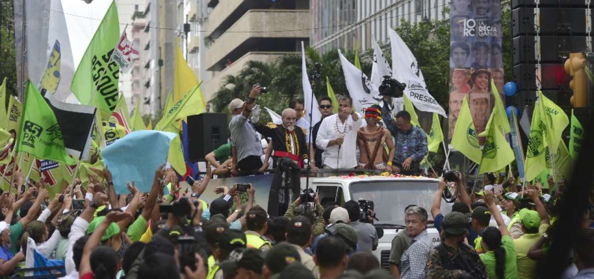 El presidente Rafael Correa recorri&oacute; la avenida 9 de Octubre en una camioneta, acompa&ntilde;ado de dirigentes sociales. Lleg&oacute; hasta una tarima ubicada en el malec&oacute;n, frente a La Rotonda.