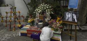 Familiares y artistas de la escena teatral ecuatoriana recordaron a la actriz Susana Pautasso en el Patio de Comedias, en el centro norte de Quito.   