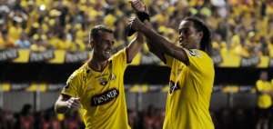 Dami&aacute;n D&iacute;az (i), autor de dos goles ante San Mart&iacute;n, celebra con Ronaldinho.