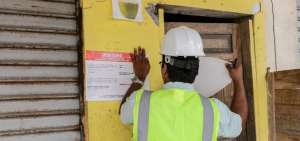 Ingenieros del Miduvi colocaron ayer adhesivos en las viviendas y locales que presentan da&ntilde;os estructurales y deben ser demolidos en Pedernales.