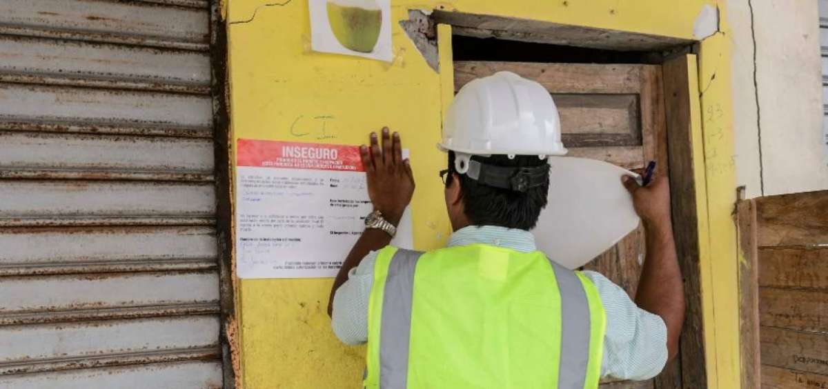 Ingenieros del Miduvi colocaron ayer adhesivos en las viviendas y locales que presentan da&ntilde;os estructurales y deben ser demolidos en Pedernales.