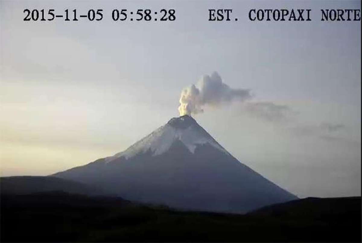 Volc&aacute;n Cotopaxi despejado y con actividad moderada