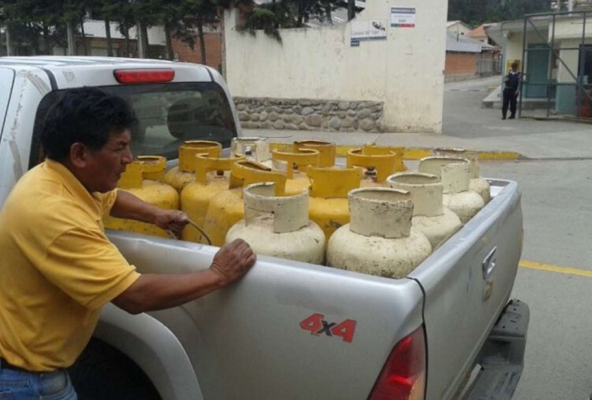 El Gobernador de Azuay, Santiago Malo, se opuso rotundamente al alza del gas a domicilio.