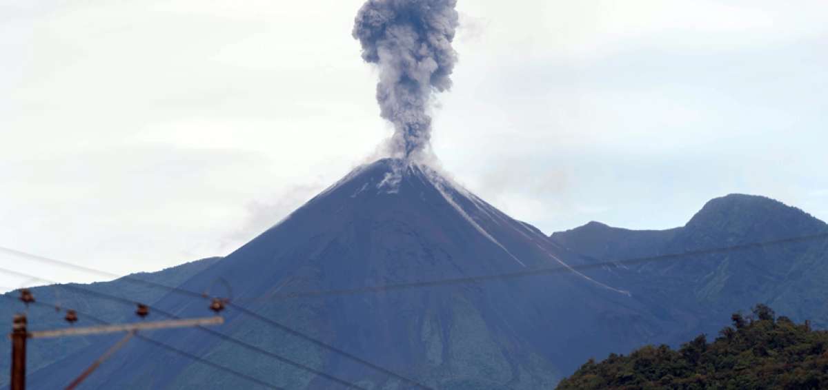 El volc&aacute;n expulsa permanentemente gases con una carga moderada de ceniza. Es un fen&oacute;meno que atrae a los turistas de la zona.