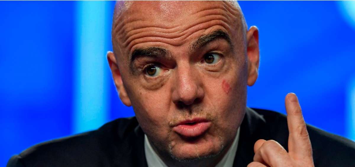 Infantino cree que el &aacute;rbitro no debe ser el &uacute;nico que no puede ver