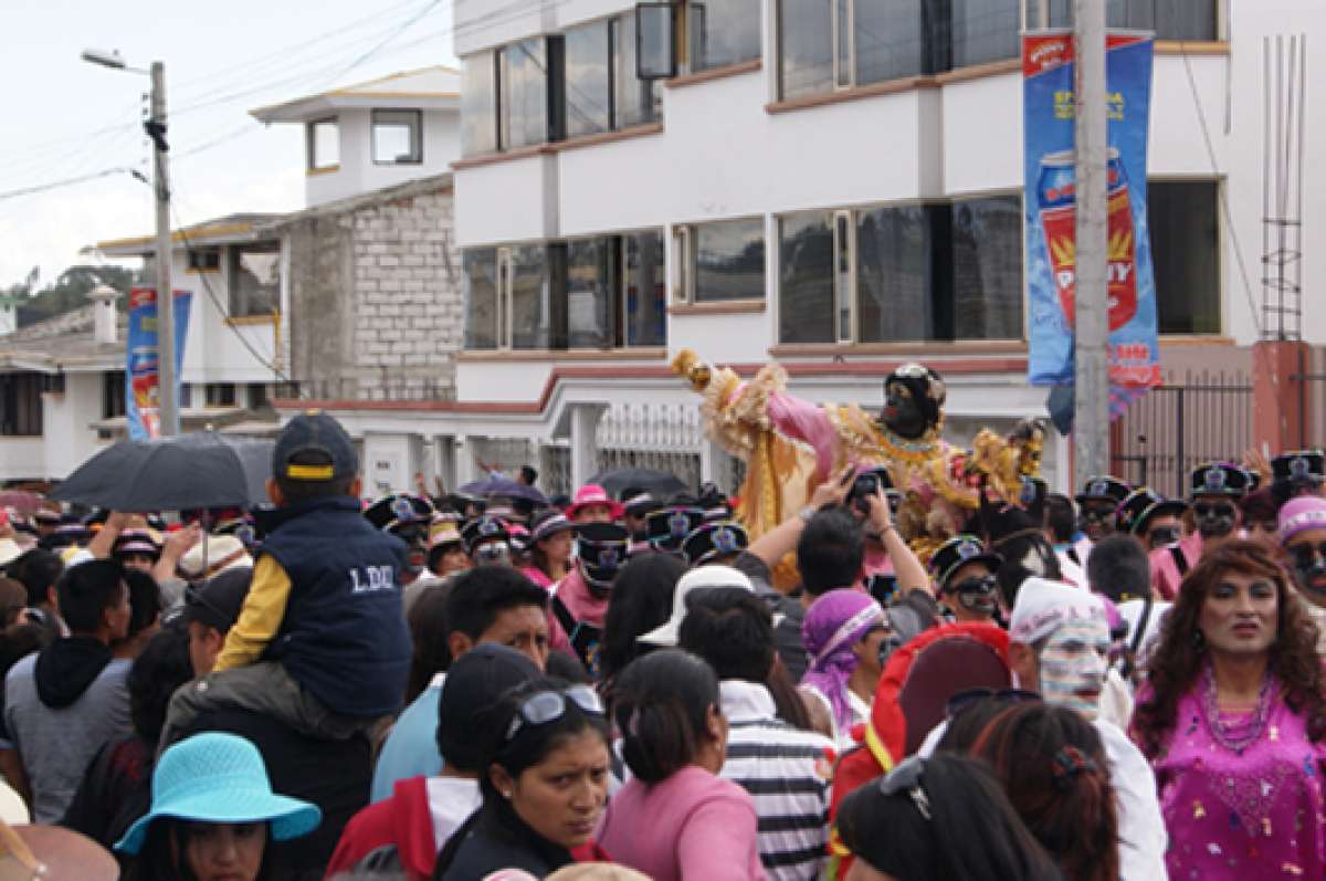 El desfile con los personajes de la Mama Negra es uno de los actos m&aacute;s importantes de noviembre en la regi&oacute;n. Se desarrolla en el centro de Latacunga. Foto: Silvia Osorio / para El Tel&eacute;grafo