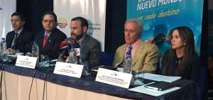 Las autoridades durante el anuncio del nuevo titular de la aerol&iacute;nea ecuatoriana.