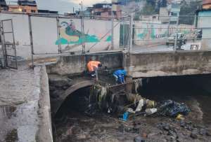 Autoridades intervienen en el sur de Quito tras el desbordamiento de una quebrada.