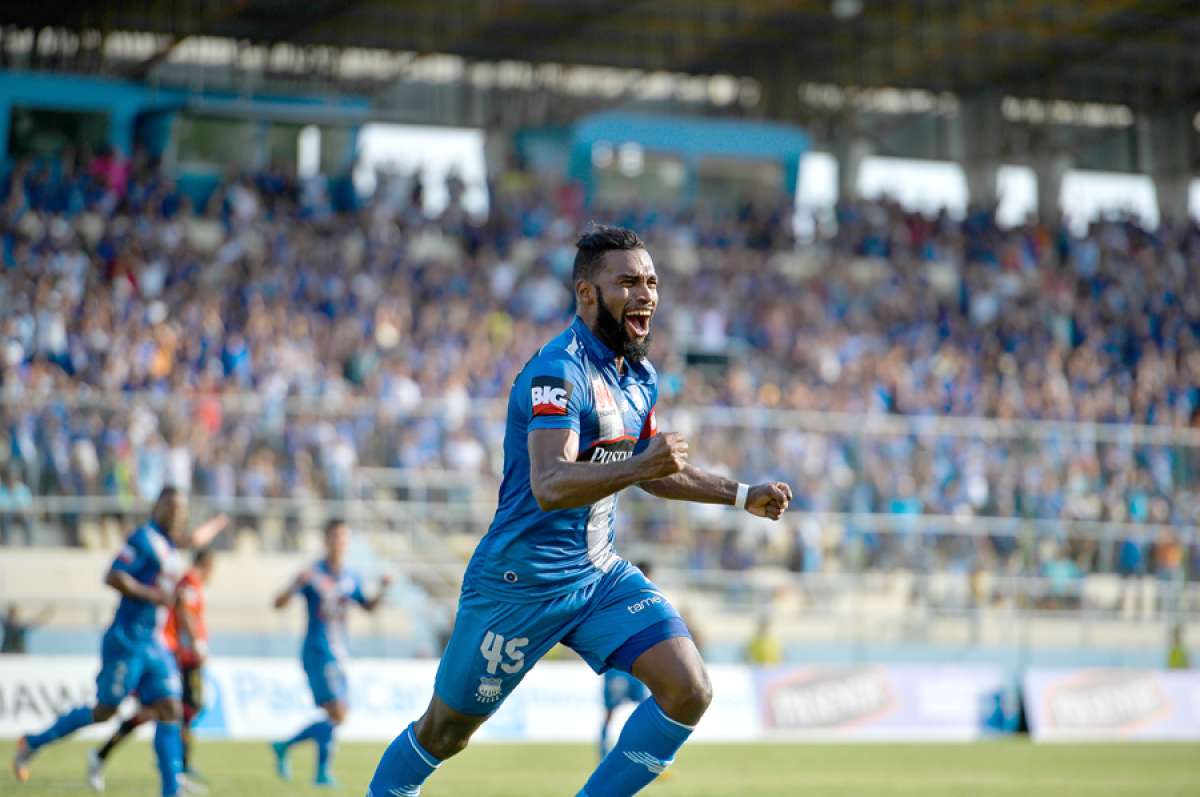 El defensa central de Emelec, Gabriel Achilier, marc&oacute; el tercer tanto para los &lsquo;millonarios&rsquo;. Foto: Rodolfo P&aacute;rraga / El Tel&eacute;grafo