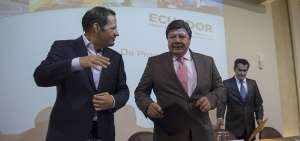 Javier C&oacute;rdova (der.), ministro de Miner&iacute;a, comparte junto a Tarquino S&aacute;nchez, vicerrector de la Escuela Polit&eacute;cnica Nacional.