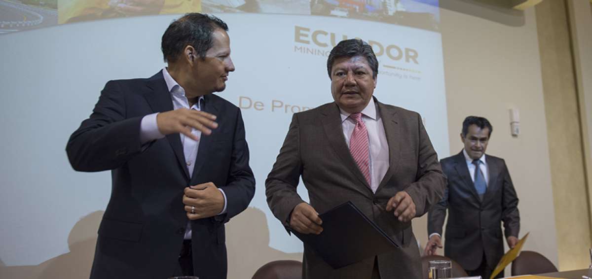 Javier C&oacute;rdova (der.), ministro de Miner&iacute;a, comparte junto a Tarquino S&aacute;nchez, vicerrector de la Escuela Polit&eacute;cnica Nacional.