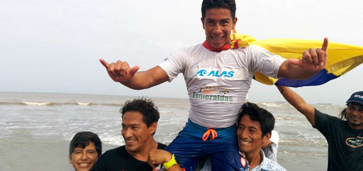 &Aacute;lex Su&aacute;rez Baz&aacute;n es elevado en hombros tras ser proclamado campe&oacute;n de tabla corta en la serie junior. 