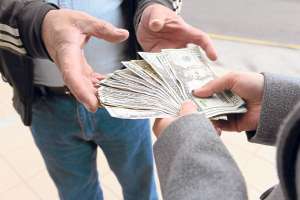 Para recibir el dinero, las personas deben firmar letras en blanco, entregar cheques y escrituras de inmuebles. Foto: Fernando Machado / El Tel&eacute;grafo