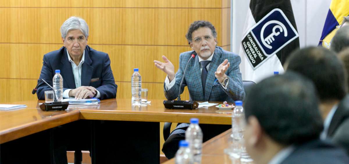 Pablo Celi, contralor subrogante (der.), inform&oacute; de algunos avances en las auditor&iacute;as que lleva adelante la Contralor&iacute;a. El informe sobre la preventa de crudo fue puesto en conocimiento de la Fiscal&iacute;a General del Estado.