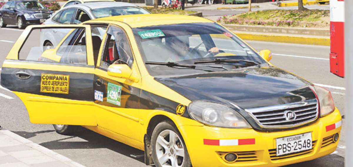 Desde el jueves pasado, tras aprobarse en el Concejo Metropolitano de Quito el incremento de tarifas, los taxistas vienen cobrando hasta el 50% m&aacute;s por carrera. Foto: Carina Acosta / El Tel&eacute;grafo