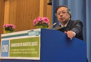 Gistavo Petro denuncia que Ecuador est&aacute; bombardeando Colombia.