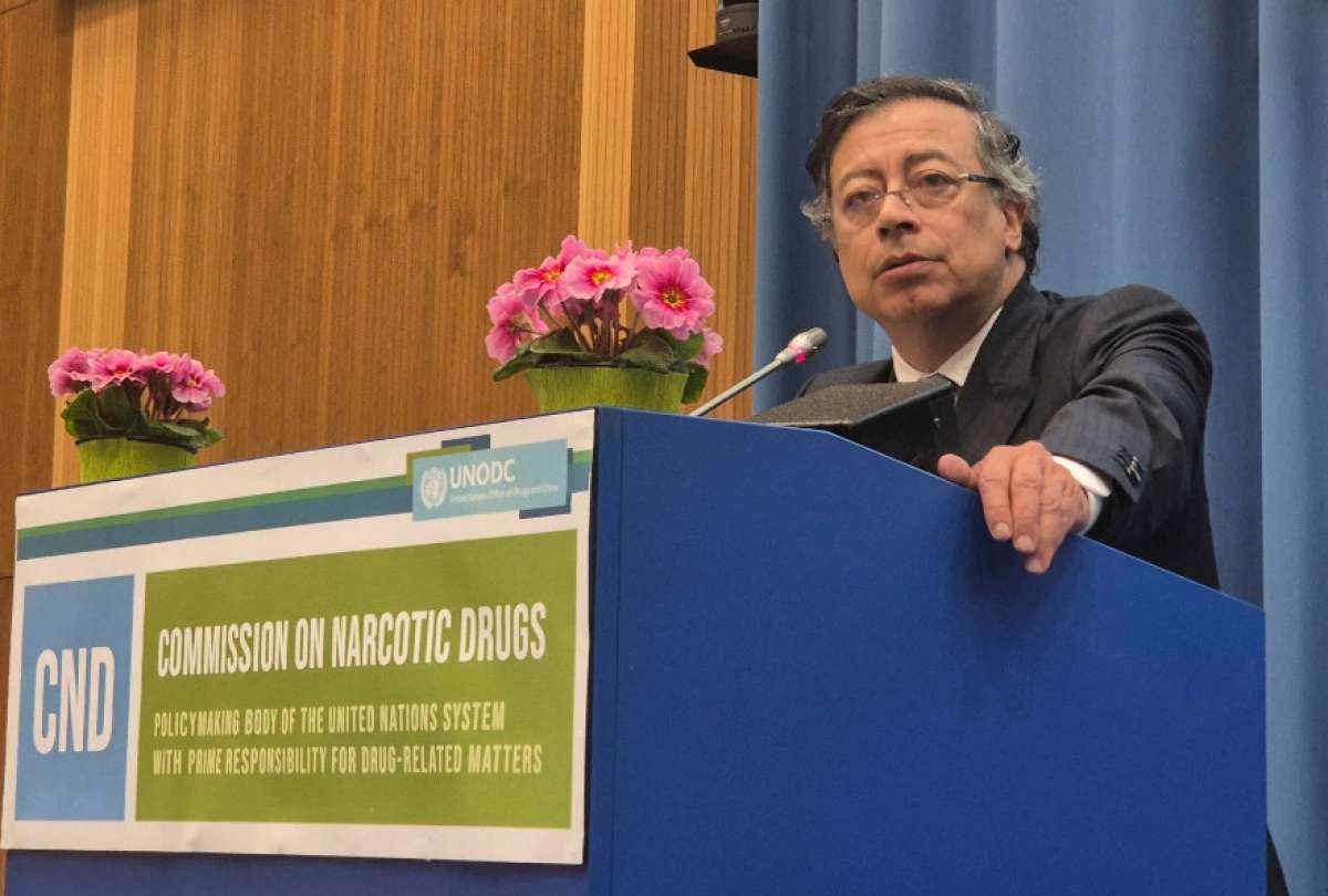 Gistavo Petro denuncia que Ecuador est&aacute; bombardeando Colombia.