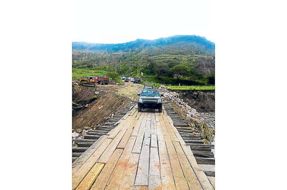 V&iacute;as y puentes resultaron afectados por el invierno en el cant&oacute;n azuayo de Santa Isabel. Foto: Cortes&iacute;a