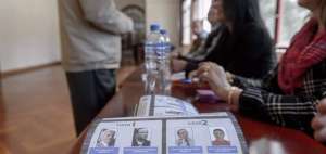 En la sala Eduardo Kingman, de la casona de la Seis de Diciembre y Patria, se receptaron los votos en Quito.