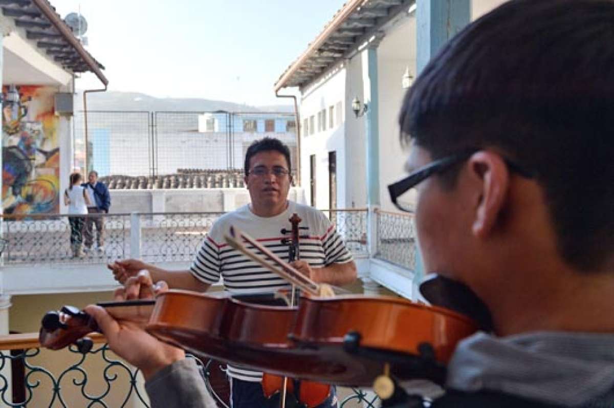 El viol&iacute;n es un instrumento de cuerdas que ha despertado el inter&eacute;s de ni&ntilde;os y adolescentes. Foto: Roberto Ch&aacute;vez.
