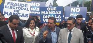 Representantes de CREO acudieron a la Fiscal&iacute;a para presenciar la versi&oacute;n de Mangas, quien no se present&oacute;. 