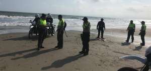 Las olas llevaron droga hasta la orilla de playa en Posorja