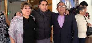 &Aacute;ngelo Ayol y sus padres al t&eacute;rmino de la audiencia. 