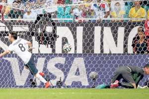 Mathieu Valbuena festeja el tercer gol que Francia le convirti&oacute; a Suiza. El golero Diego Benaglio luce impotente. Foto: AFP.