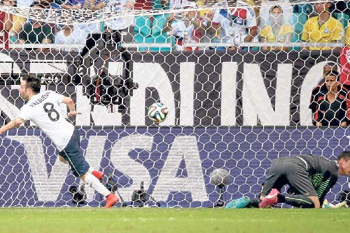 Mathieu Valbuena festeja el tercer gol que Francia le convirti&oacute; a Suiza. El golero Diego Benaglio luce impotente. Foto: AFP.