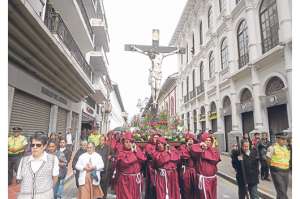 La procesi&oacute;n en Cuenca recorri&oacute; varias calles del centro hist&oacute;rico con 8 im&aacute;genes de la iglesia de Santo Domingo. Foto: Rodrigo Matute Torres / El Telegrafo