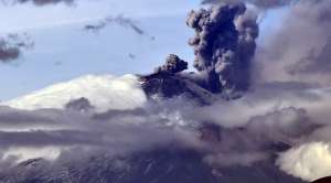 El volc&aacute;n Cotopaxi visto desde Quito. Foto: AFP