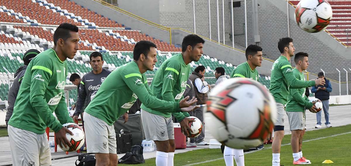 Los jugadores de la selecci&oacute;n boliviana se entrenan en La Paz, previamente a los partidos contra Per&uacute; y Chile.
