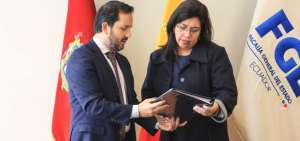 La fiscal general del Estados (e) Ruth Palacios, recibi&oacute; la denuncia de manos del secretario Anticorrupci&oacute;n, Iv&aacute;n Granda. 