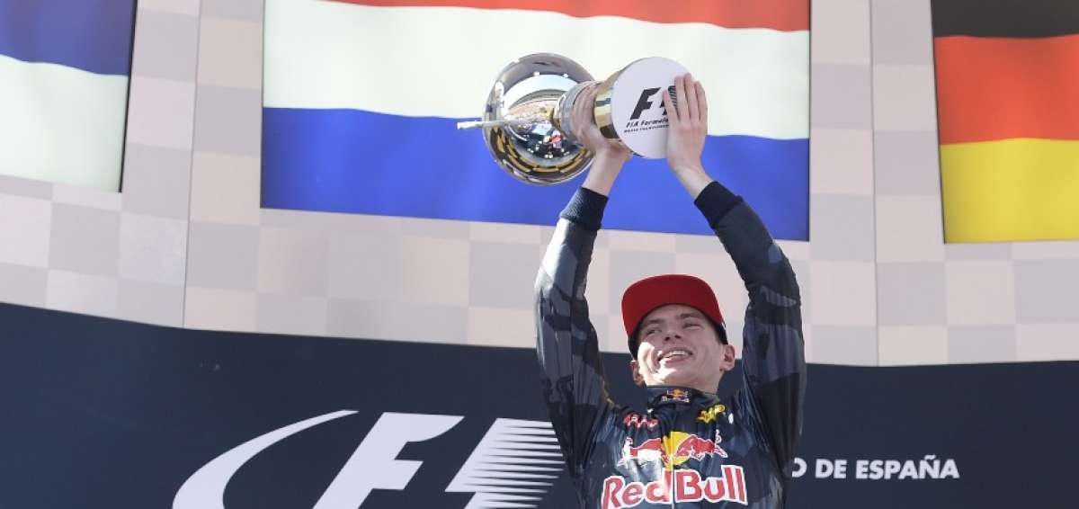 El holand&eacute;s Max Verstappen celebra su primer lugar en el podio, por encima de los experimentados Kimi Raikkonen y Sebastian Vettel.