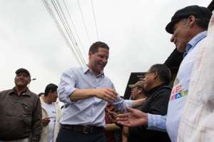 Mauricio Rodas realiz&oacute; ayer en la ma&ntilde;ana un recorrido puerta a puerta para agradecer a los moradores de Chillogallo por su voto. FOTO: JOHN GUEVARA 