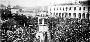 Multitud junto al monumento a los pr&oacute;ceres del 3 de noviembre. el d&iacute;a de la conmemoraci&oacute;n del Centenario, parque Abd&oacute;n Calder&oacute;n de Cuenca, &Aacute;lbum de M.J. Serrano, Museo Remigio Crespo, Foto de Boris Morocho. Foto: Cortes&iacute;a