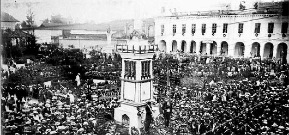 Multitud junto al monumento a los pr&oacute;ceres del 3 de noviembre. el d&iacute;a de la conmemoraci&oacute;n del Centenario, parque Abd&oacute;n Calder&oacute;n de Cuenca, &Aacute;lbum de M.J. Serrano, Museo Remigio Crespo, Foto de Boris Morocho. Foto: Cortes&iacute;a
