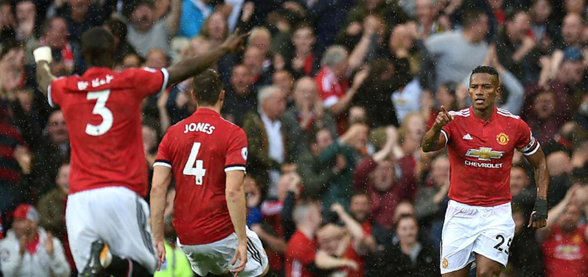El ecuatoriano Antonio Valencia (der.) celebra el gol que le marc&oacute; al Everton, junto a los defensores Phil Jones (4) y Eric Bailly, en el estadio Old Trafford.  