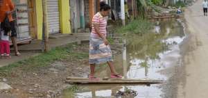 En Basti&oacute;n Popular, sus propios habitantes adec&uacute;an puentes de madera y ca&ntilde;a para salir de sus casas y evitar el agua o el lodo.