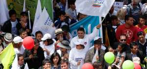  Miembros de la agrupaci&oacute;n pol&iacute;tica Democracia S&iacute; se movilizaron hasta la Plaza Grande, con consignas a favor de la paz y en respaldo a la gesti&oacute;n del Gobierno Nacional.