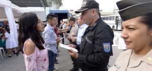 Los v&aacute;stagos de los polic&iacute;as fallecidos que cursan la universidad tambi&eacute;n recibieron un bono de $ 350.