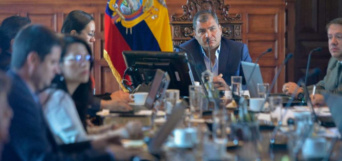 El presidente Rafael Correa, reunido con autoridades de varios sectores de desarrollo.