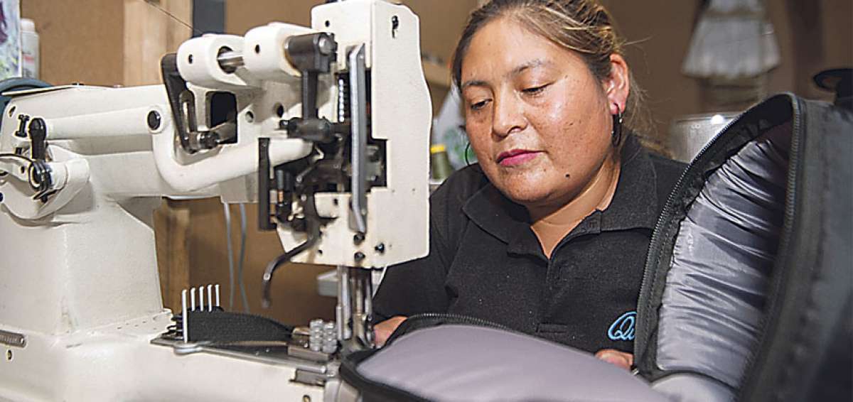 M&oacute;nica Castro cre&oacute; con varias vecinas un taller de elaboraci&oacute;n de mochilas.