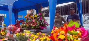 Las calles y avenidas de Quito se llenaron de comerciantes informales para ofrecer obsequios para mam&aacute;.
