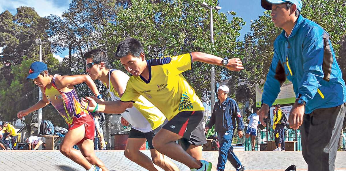 El corredor Darwin Castro (blanco) y el gu&iacute;a Sebasti&aacute;n Rosero (amarillo) luchan juntos por las mismas metas. Foto: Cortes&iacute;a Comit&eacute; Paralimpico Ecuatoriano