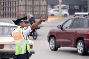 En la av. Juan Tanca Marengo, a las 09:00 de ayer, solo se observ&oacute; a  cuatro agentes de la CTE en un trayecto, aproximadamente, de cinco kil&oacute;metros. Foto: Karly Torres/El Tel&eacute;grafo