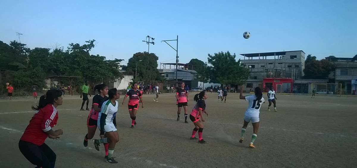 Con mucha t&eacute;cnica y dedicaci&oacute;n las f&eacute;minas se dedican a jugar. Algunas demuestran  t&eacute;cnica y resistencia  en cada jugada.    