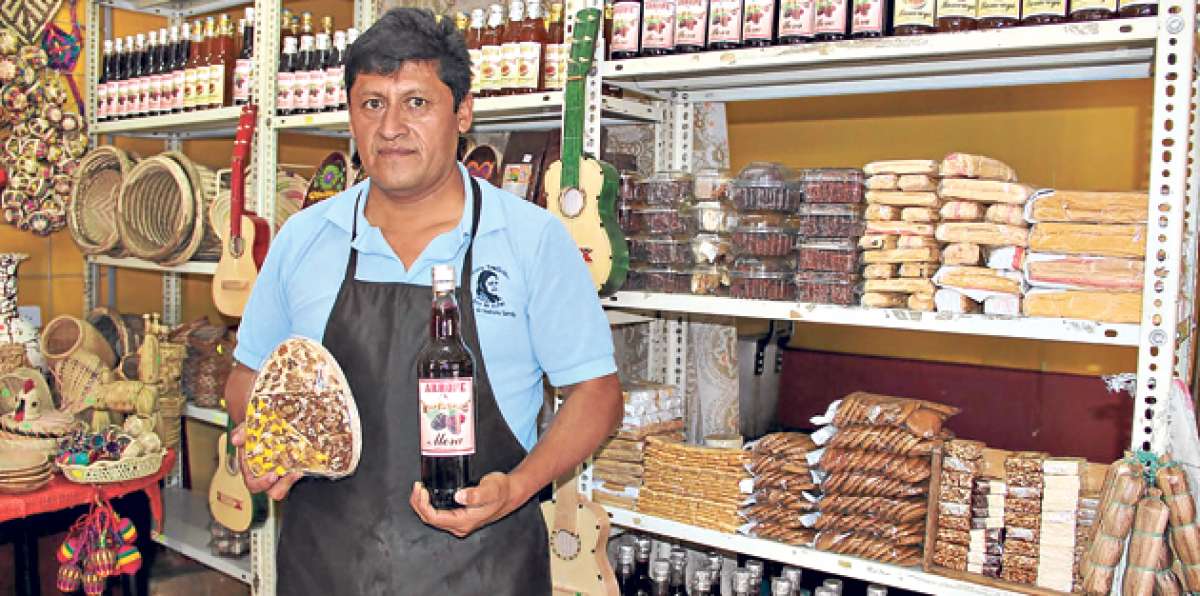 V&iacute;ctor N&uacute;&ntilde;ez cuenta que antiguamente a las nogadas eran llamadas &ldquo;el dulce de las casas grandes&rdquo;. Foto: Edwin Solano Espinosa