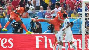 Leroy Fer conecta de cabeza para derrotar a Chile. Foto: AFP